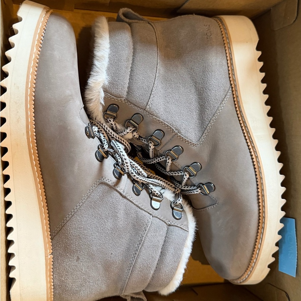 NIB TOMS Mojava Water Resistant Cement Oiled Lace up Boot Nubuck Suede Gray